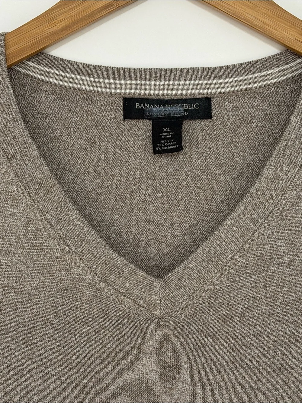 Banana Republic Luxury Blend Men’s V-Neck Sweater Heather Taupe Size XL
